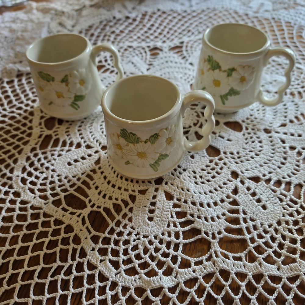 3 METLOX Poppy Trails 3 Finger Sculptured DAISY COFFEE Ceramic 1960s Cottagecore
